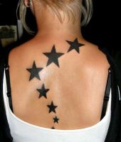 czarne gwiazdki tatuaże na plecach