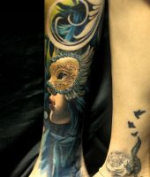 kobieta w masce wytatuowana na stopie