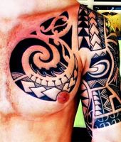 polinezyjski tatuaż dla mężczyzny