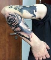 koń i róża tatuaże na ręce