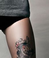 ryba koi wytatuowana na udzie