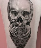 czaszka róża trójkąt