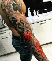 tatuaże biomechaniczne z kwiatami