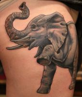słoń tatuaż na udzie