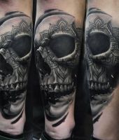 czaszka ze zdobieniami