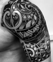 wzory na ramieniu meżczyzny tatuaże