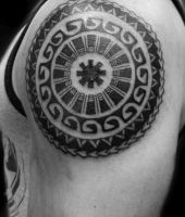 okrągły polinezyjski wzór tatuażu