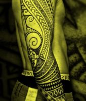 tatuaże na ręce polinezyjskie