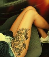 udo kobiety tatuaże kwiaty