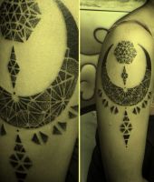 ksieżyc tatuaż na ramieniu