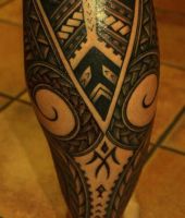 polinezyjskie wzory tatuażu na ramieniu