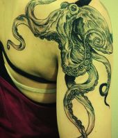 montwa tatuaż na ramieniu