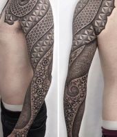 tatuaż wzór na całą rękę