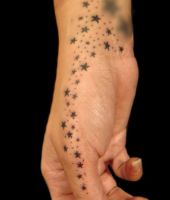 gwiazdki tatuaże na dłoni