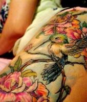 koliber ptak tatuaż kwiaty