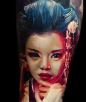 kobieta z niebieskimi włosami