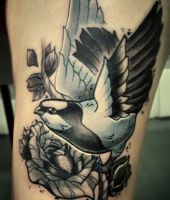 ptak i kwiatek na tatuażu