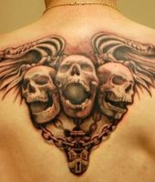 trzy czaszki tatuaże na plecach mężczyzny