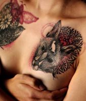 tatuaże na klatkę piersiową dla kobiety