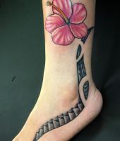 Hibiskus tatuaż na stopie