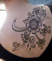 kwiatuszki tatuaże na plecach