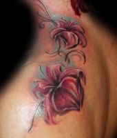 kwiaty tatuaże na barku