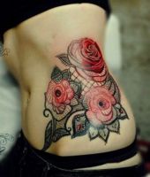 czerwone kwiaty tatuaże na biodrze