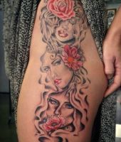 kobety z kwiatami tatuaże na udzie