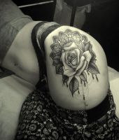 białą róża tatuaż na biodrze