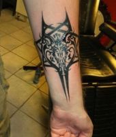 czarny wzór na ręce
