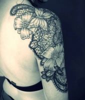 kwiaty tatuaże na ramieniu kobiecym