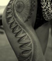 wzory tatuaży na udzie i biodrze