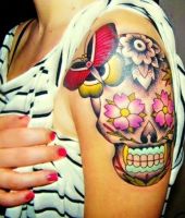 meksykańska czaszka tatuaż na ramieniu