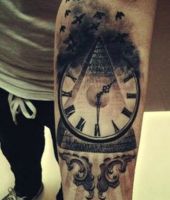 piramida zegar tatuaż