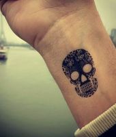 małą czaszka tatuaż na nadgarstku
