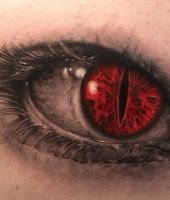 czerwona źrenica oka na tatuaż