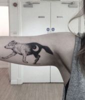 wilk tatuaż na ręce kobiety