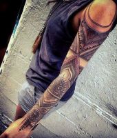 duże plemienne wzory tatuaży na ręce