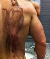 piekny projekt tatuażu z kobietą na plecach