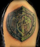 tarcza na ramieniu z logo drzewa