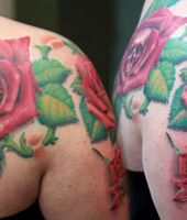 czerwone róze tatuaże dla kobiet