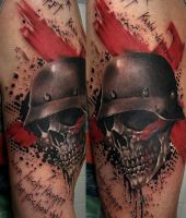 czaszka w hełmie tatuaż