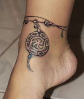 talizman tatuaż na kostce