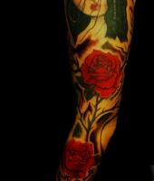 dziewczyna z kwiatami we włosach