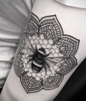 pszczołą na kwiatku