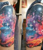 kosmos kolorowe tatuaże na ramieniu