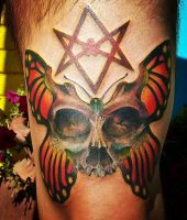 czaszka ze skrzydłami motyla