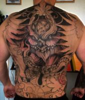 tatuowanie pleców dużym wzorem