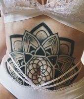 tatuaże wzory na brzuchu kwiaty