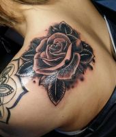 róża tatuaż na ramieniu kobiety